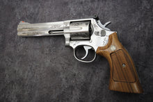 Load image into Gallery viewer, 18:  Smith &amp; Wesson Model 686-3 in 357 Mag with 6&quot; Barrel and Class C Engraving Wild Wild Westlake
